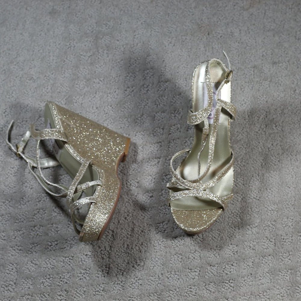 Dyeables Size 5.5M Gold Glitter Wedge 5 " Heels NWOT